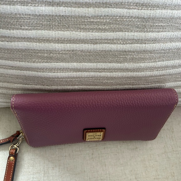 Dooney & Bourke Mauve Leather zip Wallet wristlet - Picture 7 of 7